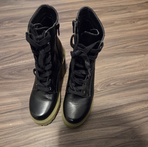 Black and Green Women's Chunky Heel Boots - Picture 3 of 3